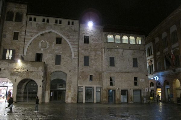 1200px-Foligno,_piazza_della_repubblica_04